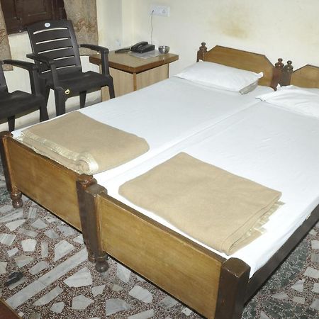 Hotel Lalit Palace Babina Buitenkant foto