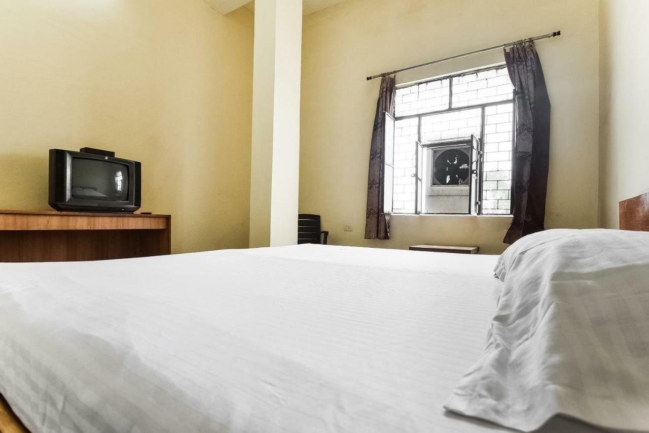 Hotel Lalit Palace Babina Buitenkant foto