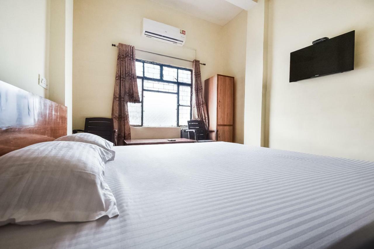 Hotel Lalit Palace Babina Buitenkant foto