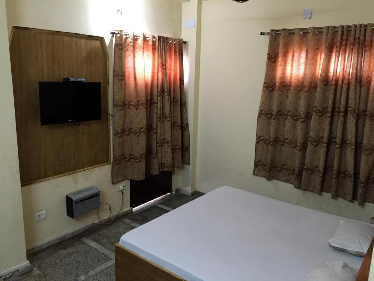 Hotel Lalit Palace Babina Buitenkant foto