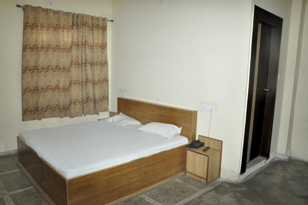 Hotel Lalit Palace Babina Buitenkant foto