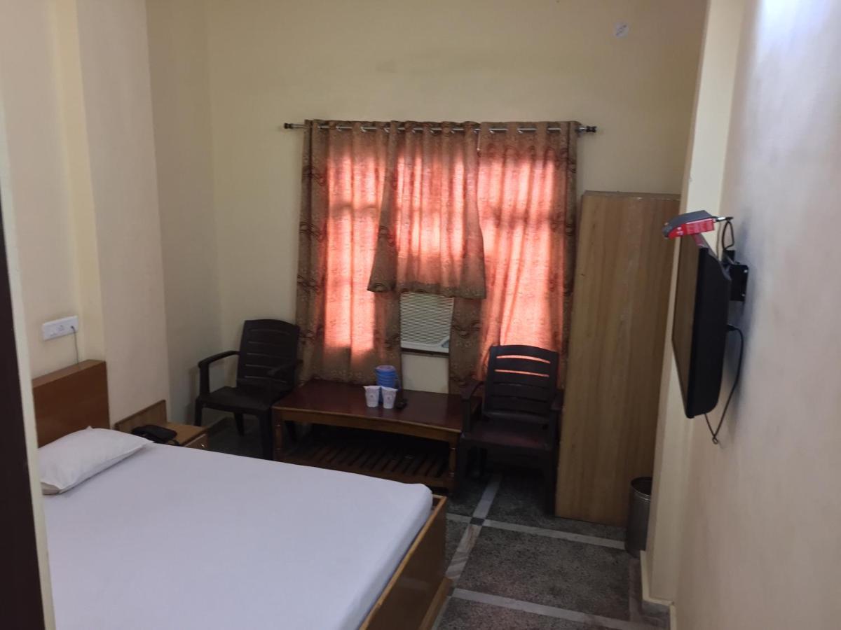Hotel Lalit Palace Babina Buitenkant foto