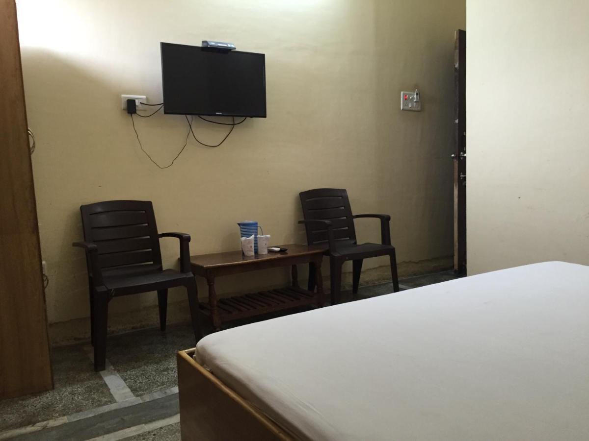 Hotel Lalit Palace Babina Buitenkant foto