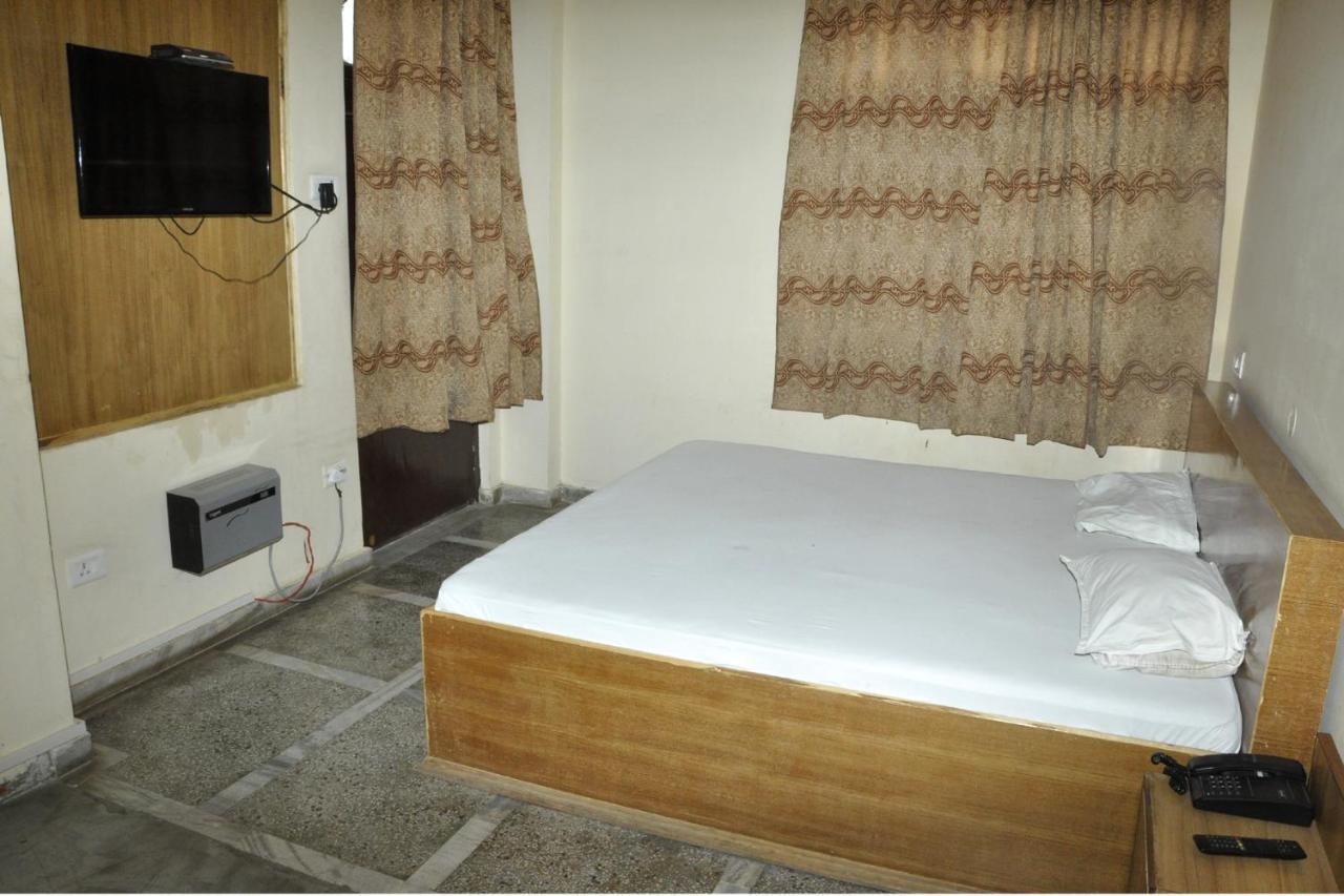 Hotel Lalit Palace Babina Buitenkant foto