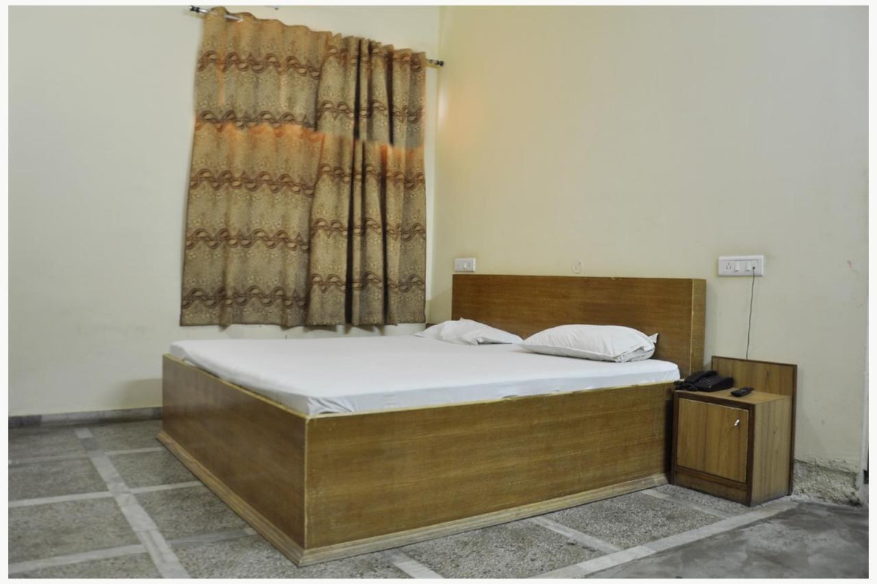 Hotel Lalit Palace Babina Buitenkant foto