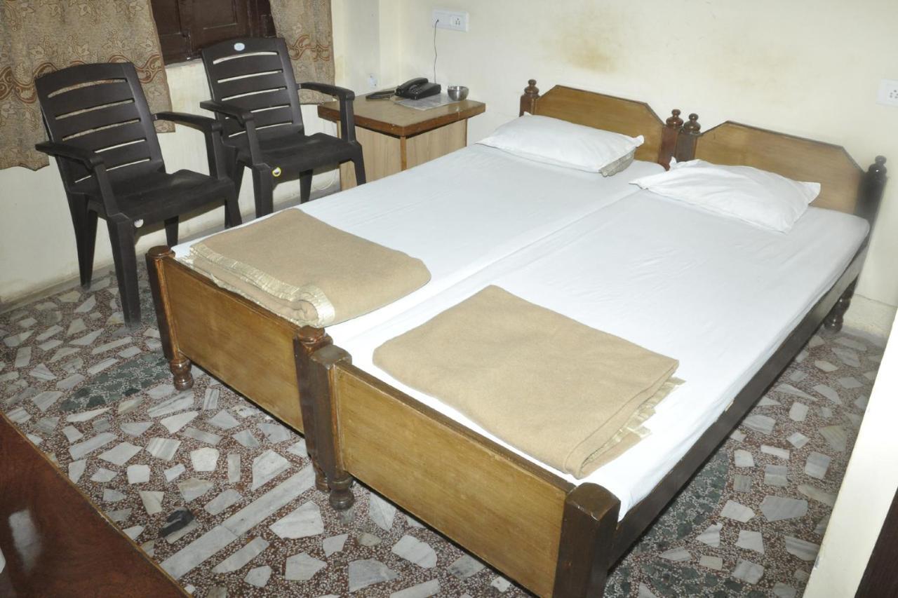 Hotel Lalit Palace Babina Buitenkant foto